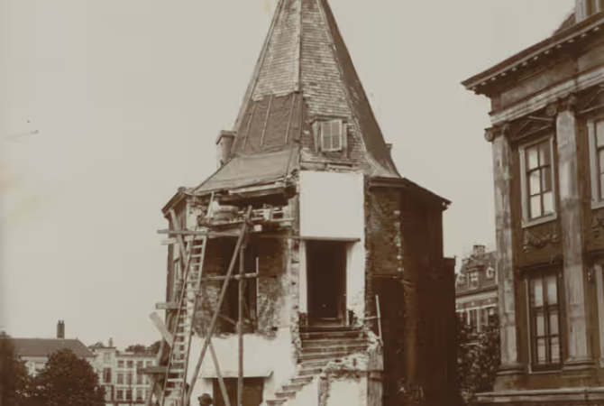 Historische foto van het Torentje op het Binnenhof in Den Haag tijdens de verbouwing rond 1913-1914, met de toenmalige bebouwing rondom het Torentje.