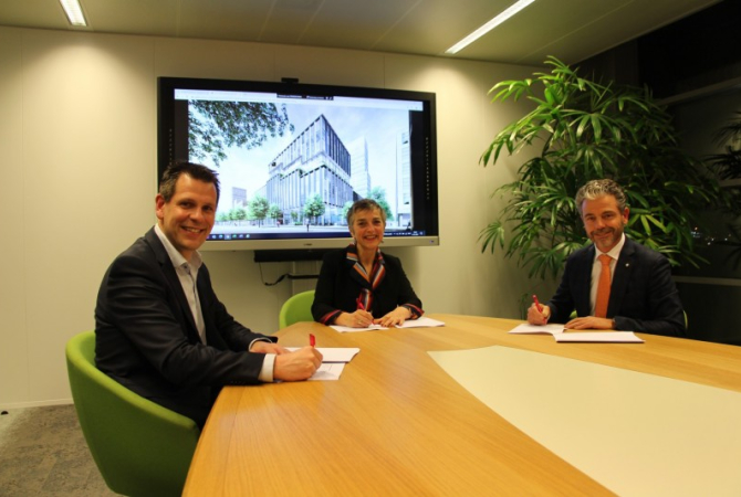 20211209 ondertekening iholland bartvaneijk miekevandenberg ruudvanzijl.jpg