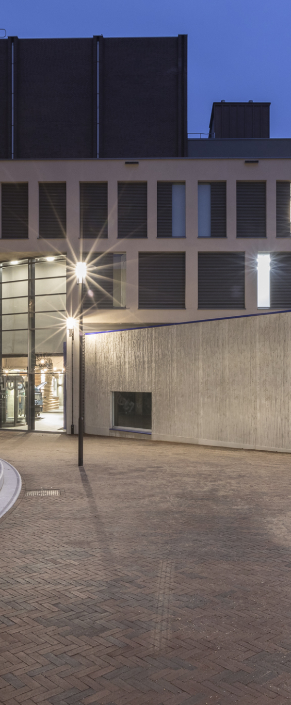 Buitenkant Theater Kerkrade bij nacht