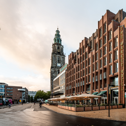 Buitenkant Market Hotel Groningen met Markttoren