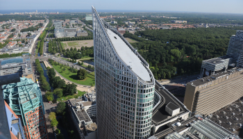 Bovenaanzicht van de Hoftoren in Den Haag