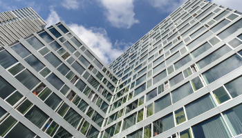 Buitenkant Anna van Bueren gebouw Den Haag kikvorsperspectief
