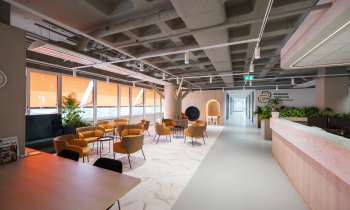 Open plafond met verlichtingsinstallatie ten hoogte van diabetes centrum