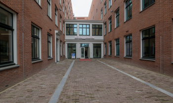 Ingang Rijksuniversiteit Groningen (RuG) Röllinggebouw
