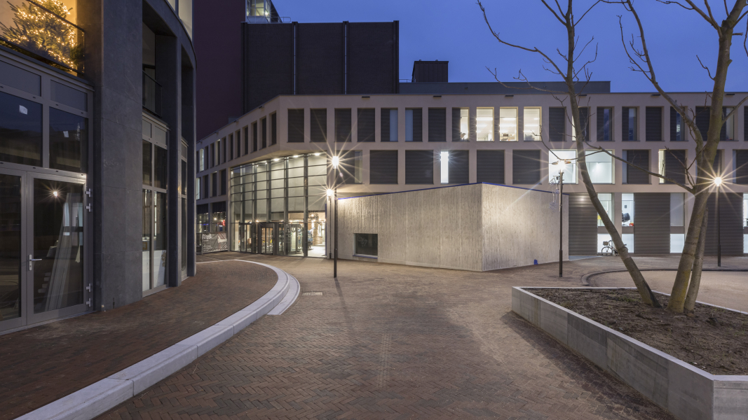 Buitenkant Theater Kerkrade bij nacht