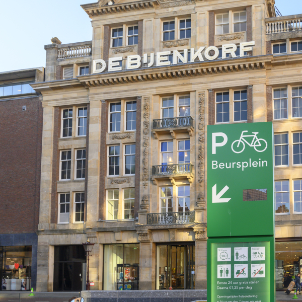 Ingang fietsenstalling beursplein Amsterdam