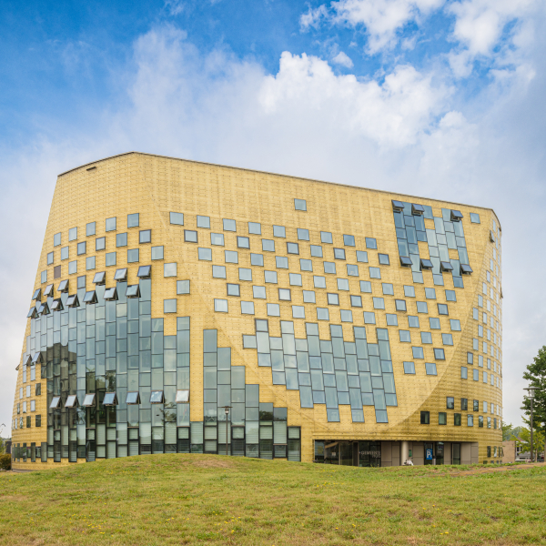 Buitenkant gemeentehuis hardenberg bij stralend weer