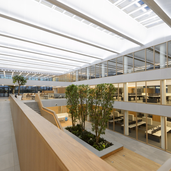 Binnenkant distributiecentrum en kantoor Expeditors