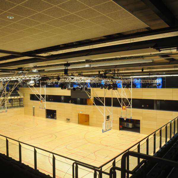 Topsporthal Zwolle van binnen, sportzaal met houten vloeren