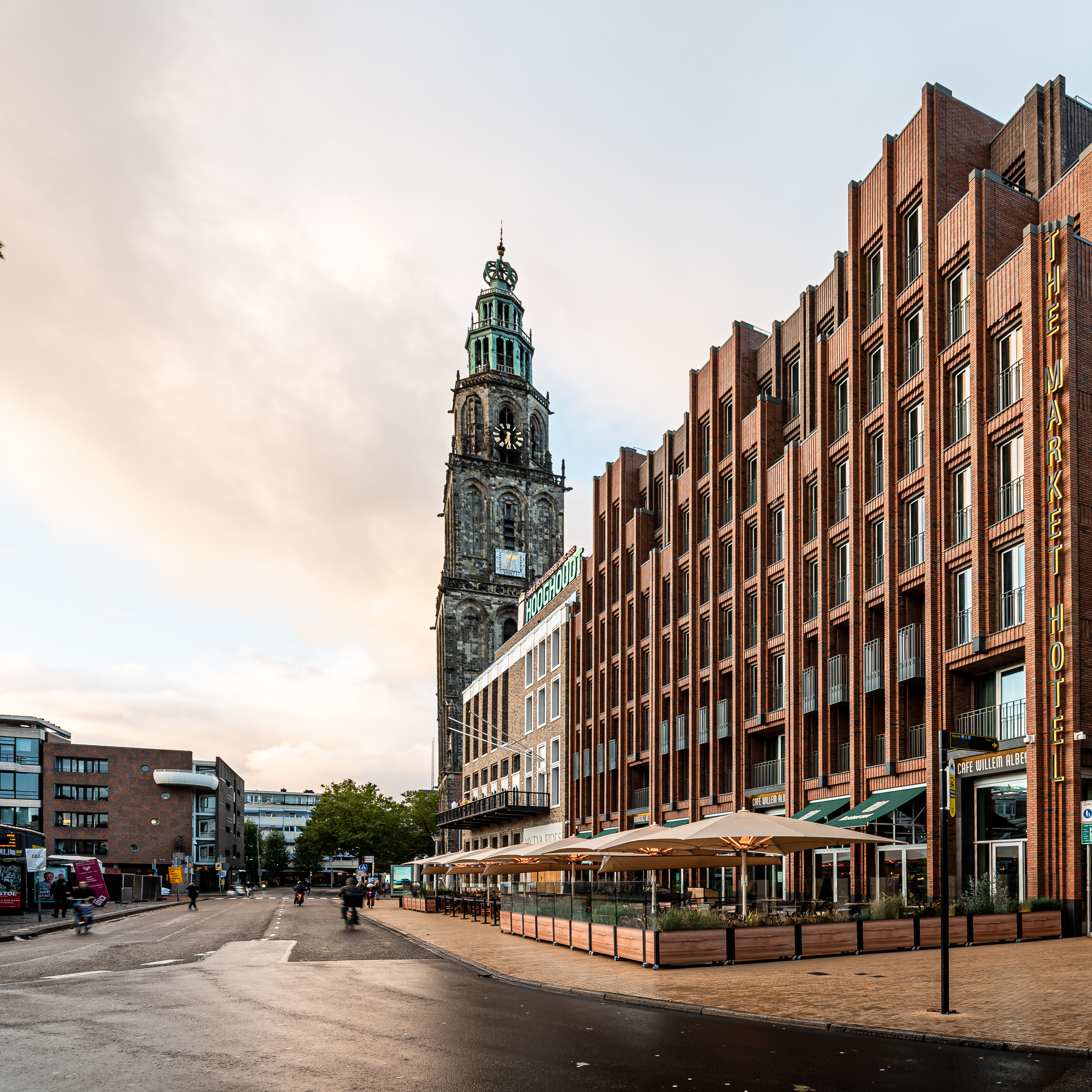 Buitenkant Market Hotel Groningen met Markttoren