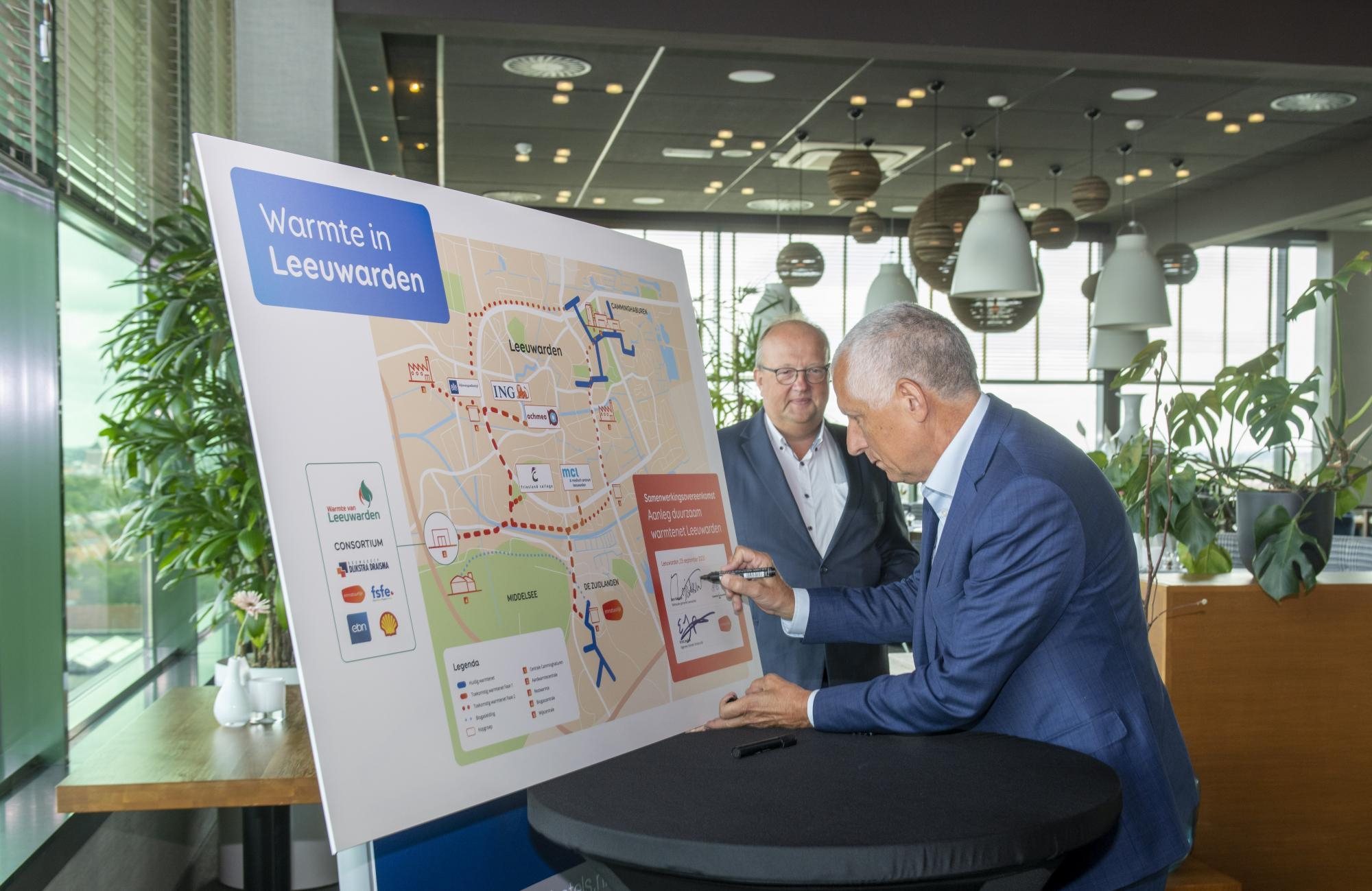 foto ondertekening Leeuwarden 2.jpg