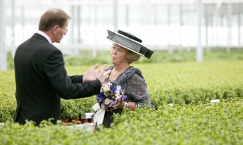 hans bunnik met koningin in kas.JPG