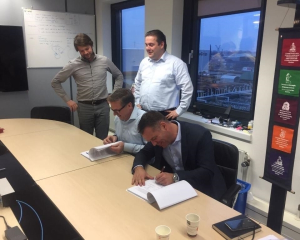 varo contract tekenen.jpg