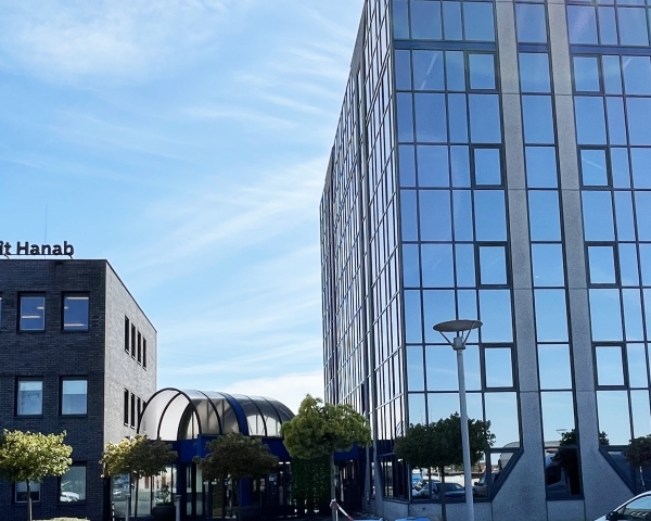 Nieuwe logo's op pand 001.jpg