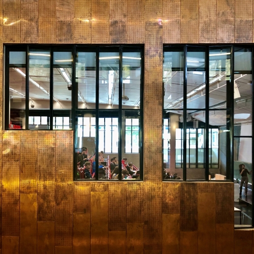 Buitenzijde van collegezaal in het hoofdgebouw van Vrije Universiteit Amsterdam