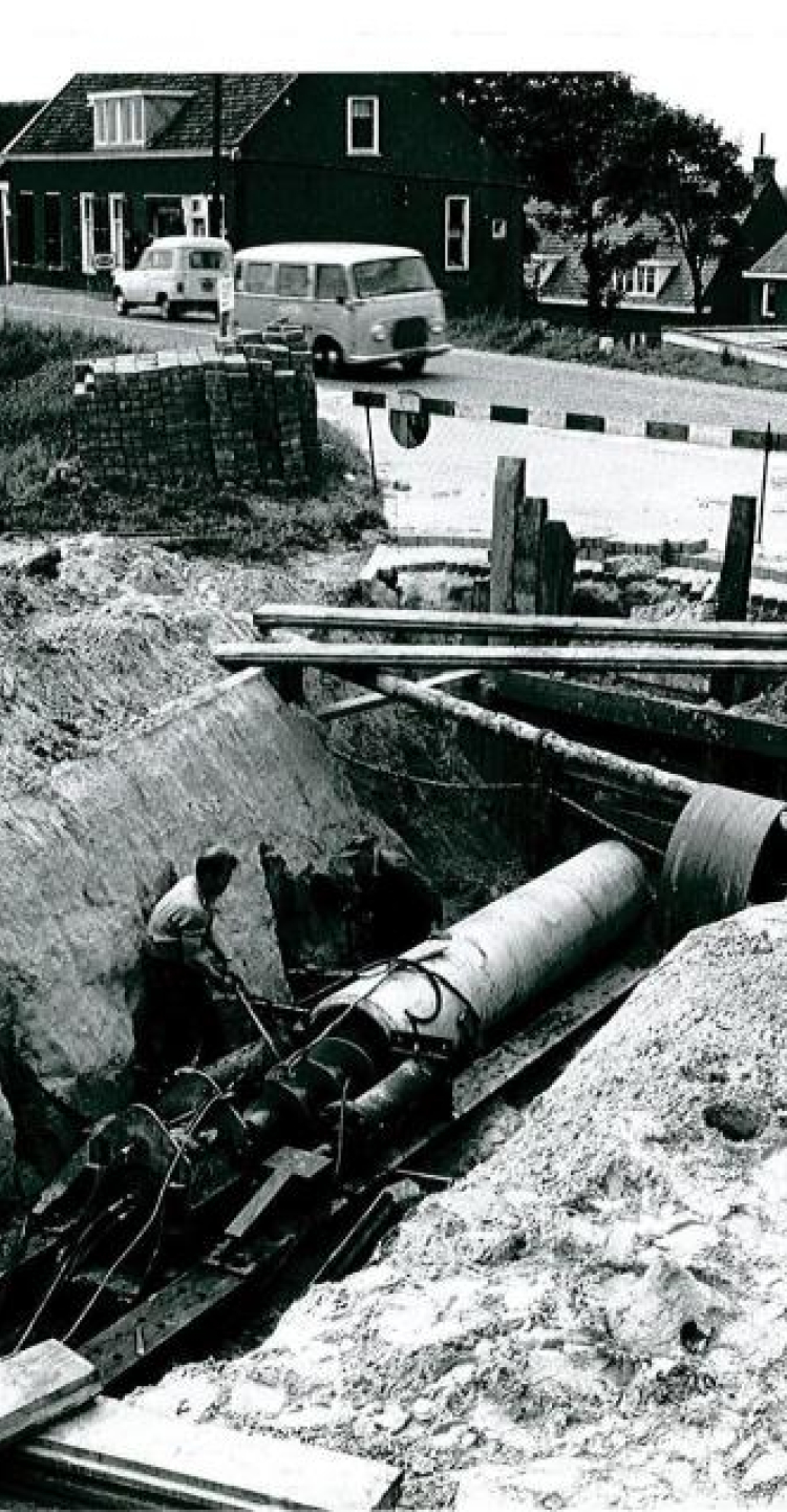 Visser & Smit Hanab heeft een rijke historie. Op de foto een doorpersing in H.I. Ambacht in 1968!