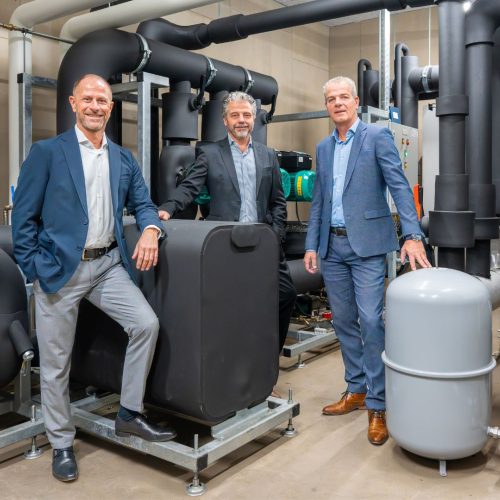 Erwin Berendsen, Ruud van Zijl en Richard van der Berg poseren in een machinekamer