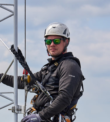 Hanab medewerker op grote hoogte