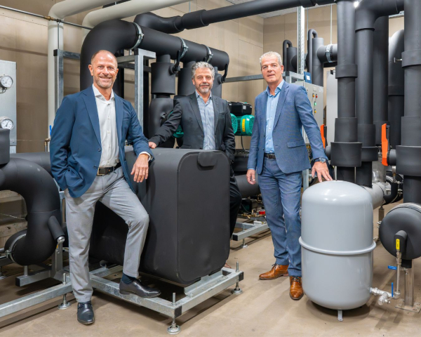 Erwin Berendsen, Ruud van Zijl en Richard van der Berg poseren in een machinekamer