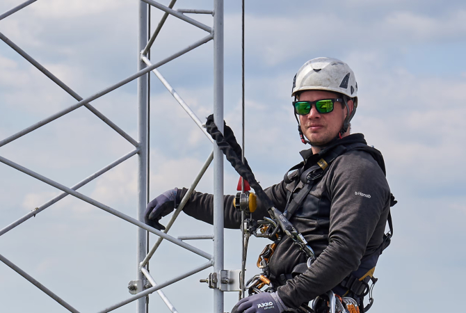 Hanab medewerker op grote hoogte