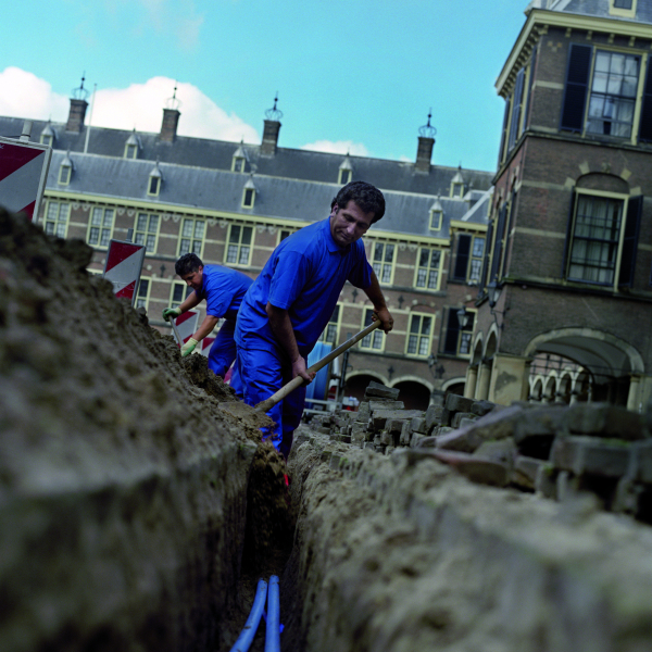 Aanleg kabels op het binnenhof