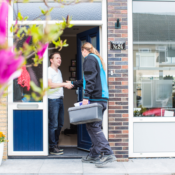Monteur bezoekt een klant 