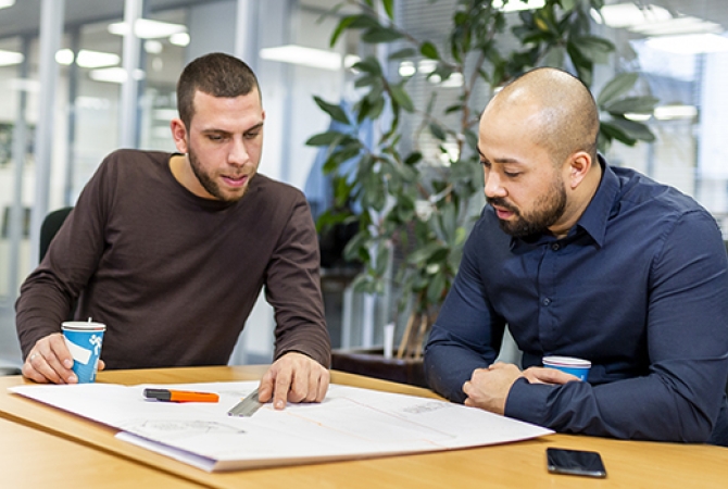 Mitarbeiter: innen im Büro