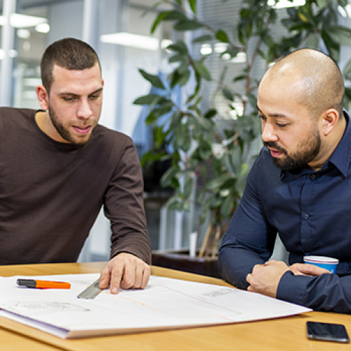 Mitarbeiter: innen im Büro