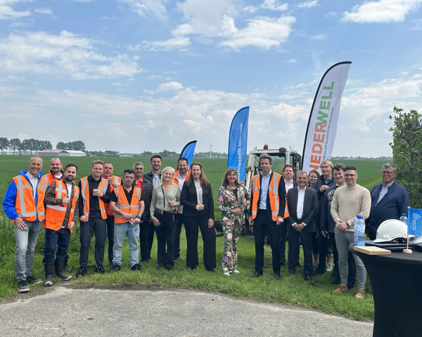 Het team van VolkerWessels Telecom, Gemeente Haarlemmermeer en DELTA Netwerk.JPEG